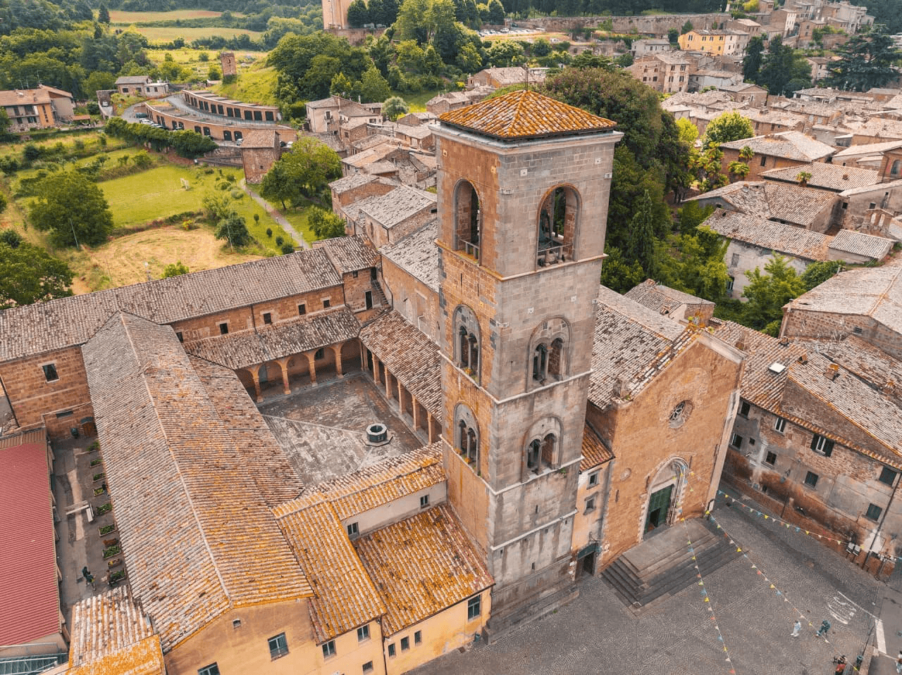 Veduta di Acquapendente, Castel Viscardo e Onano, Esplora i percorsi tra storia medievale e paesaggi mozzafiato lungo la Via Francigena e il Sentiero dei Briganti Lazio