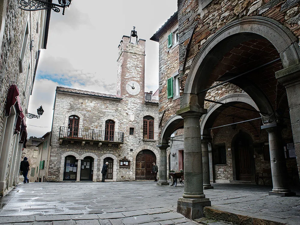 Veduta di Monterotondo Marittimo, Pedala tra vapori geotermici e antichi borghi medievali nei suggestivi sentieri del territorio toscano Toscana